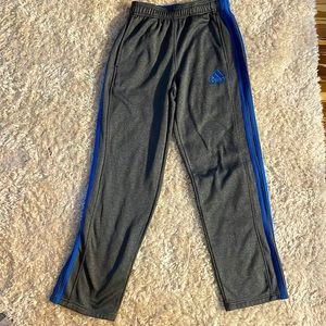 Mens Adidas Small sweatpants with pockets, like new.